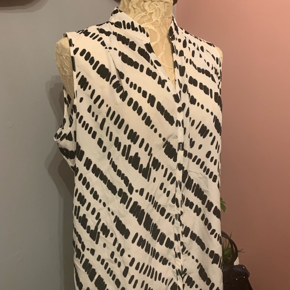 EUC- Liz Claiborne- button front blouse - Picture 3 of 11